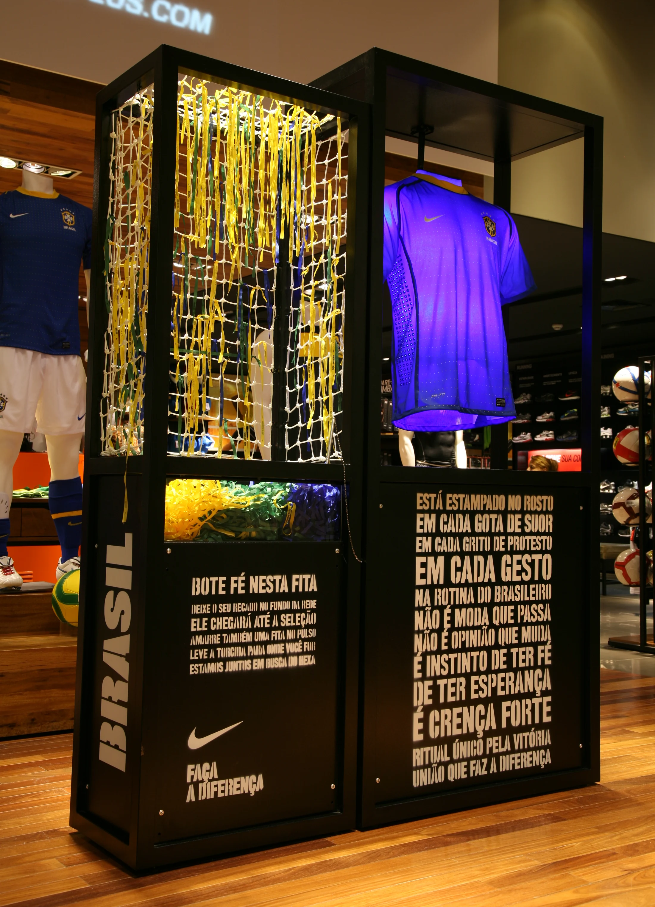 Instalação Nike e CBF com camisa azul, rede coberta de fitas e textos da campanha.