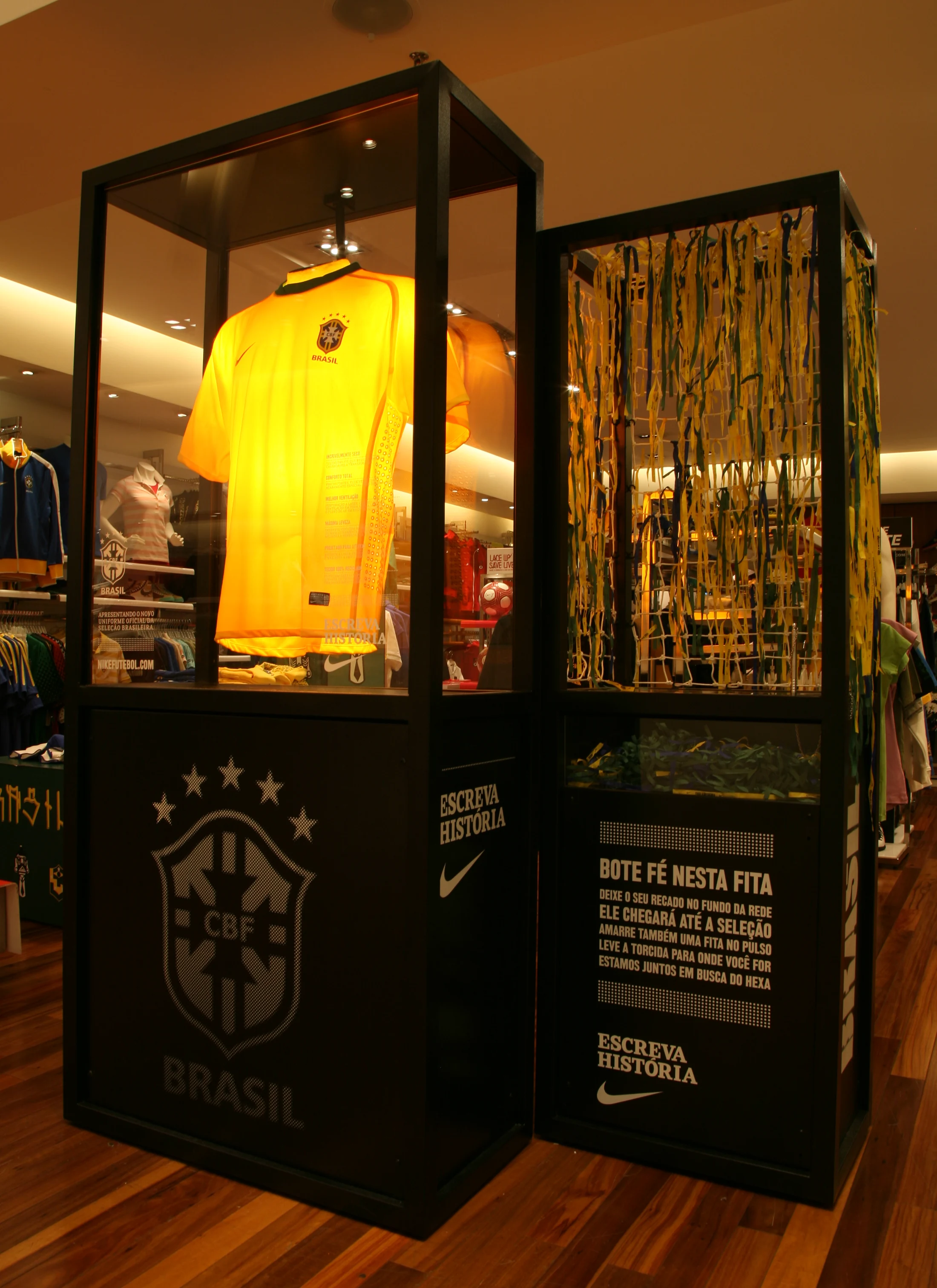 Instalação da campanha com a camisa amarela da seleção, redes e fitas.