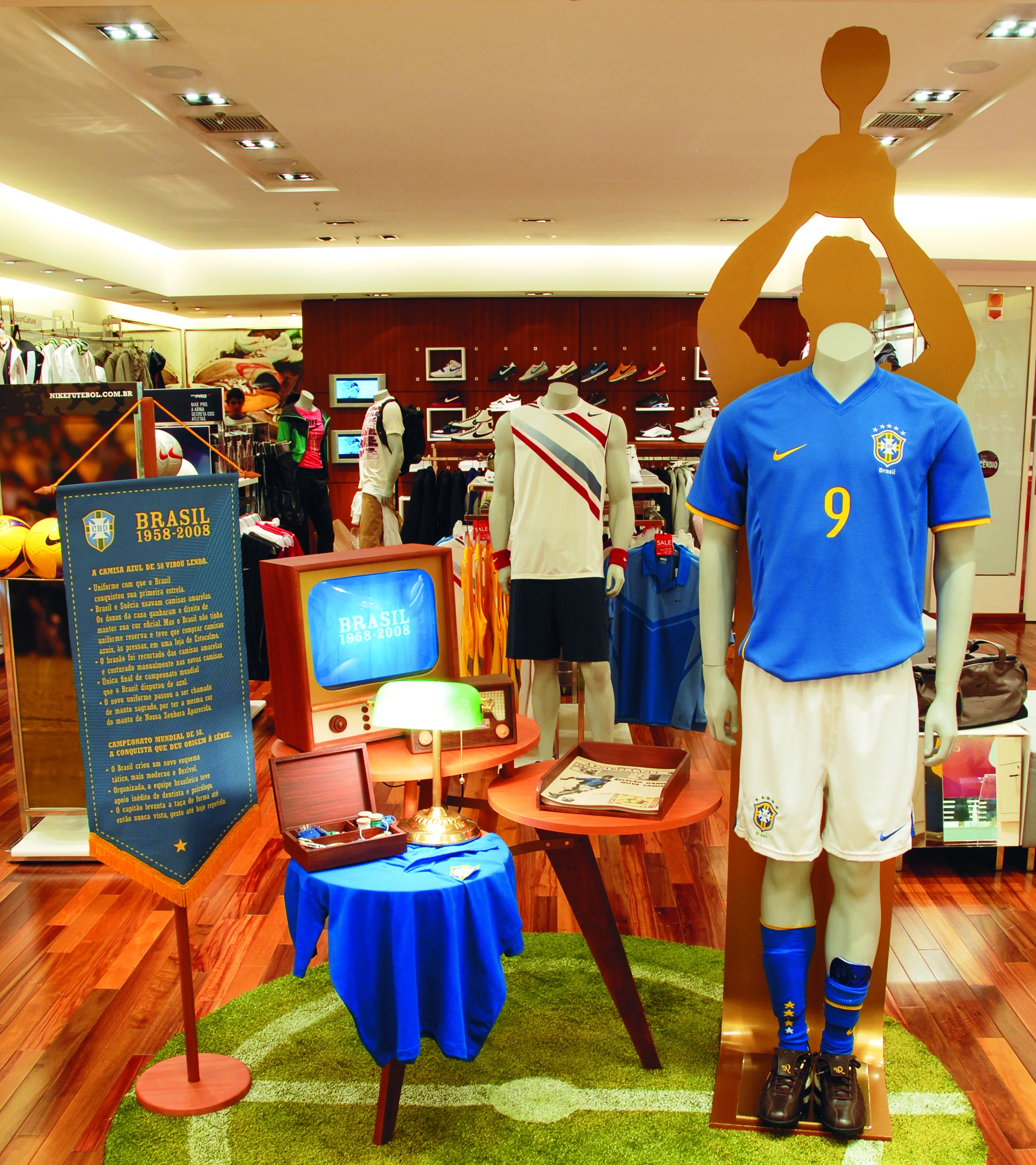 Cenografia dos 50 anos da camisa azul, com manequim diante da silhueta de um capitão erguendo a taça, televisão de época e materiais históricos.