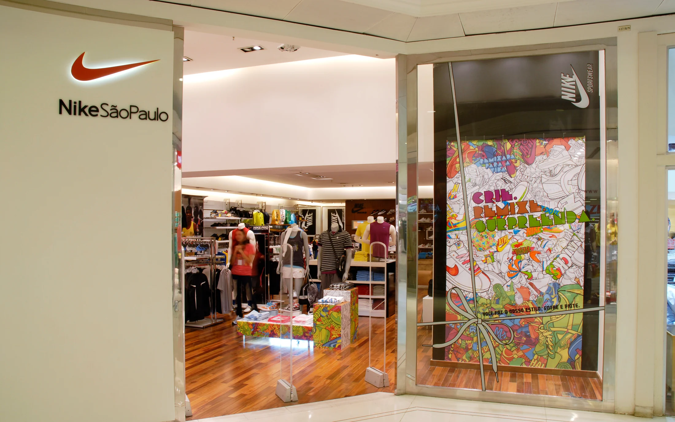 Fachada da Nike São Paulo com a vitrine participativa da campanha Holiday.